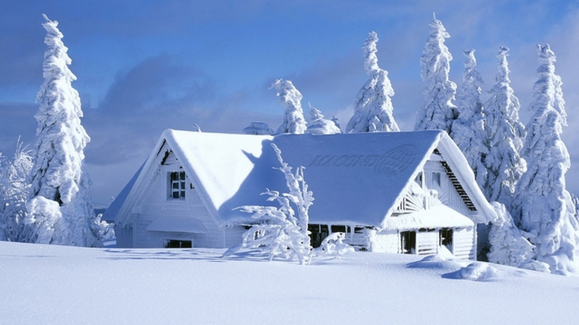 Paesaggio innevato con logo Macondo inglobato